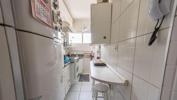 Kühlschrank, Mikrowelle, Herdplatte, Wasserkocher