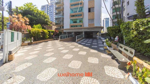 Un patio con pavimento estampado, una banca y un edificio que dice 'Martinica 014'.