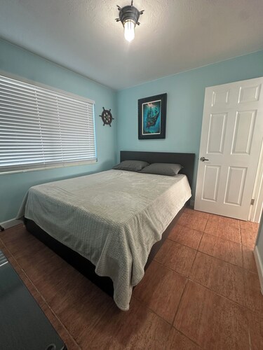 Charming 2-bedroom building with AC in Big Pine Key boat dock