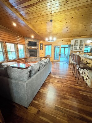 TV, fireplace - Adorable Rustic Getaway -Country Charm Awaits! (Ravenna)