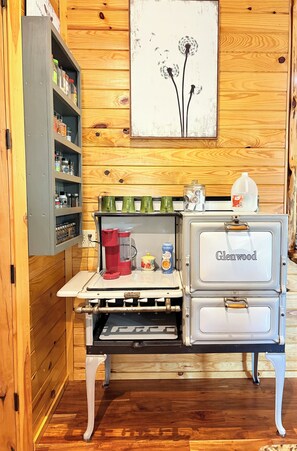 Interior - Adorable Rustic Getaway -Country Charm Awaits! (Ravenna)