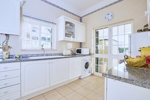 Een koelkast, een magnetron, een oven, een kookplaat