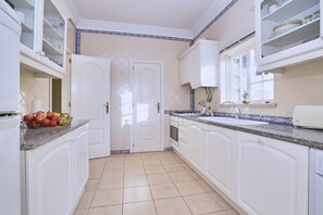 Fridge, microwave, oven, stovetop - Sunset Villa: Tranquility, Beach, and Private Pool in a Beautiful Setting (Ferragudo)