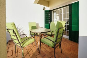 Outdoor dining - Sunset Villa: Tranquility, Beach, and Private Pool in a Beautiful Setting (Ferragudo)