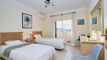 Een strijkplank/strijkijzer, wifi, beddengoed