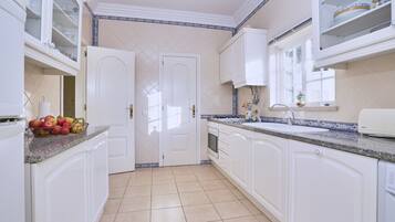 Een koelkast, een magnetron, een oven, een kookplaat