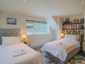 3 bedrooms, individually decorated, individually furnished, free WiFi - Hawksdown (Lyme Regis)