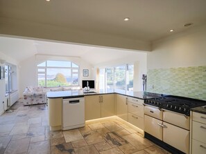 Dishwasher, cookware/dishes/utensils - Hawksdown (Lyme Regis)