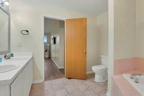 Shower, hair dryer, towels - Bright 5BR Family Home -Near Airport, New Albany & Easy Commute (Gahanna)
