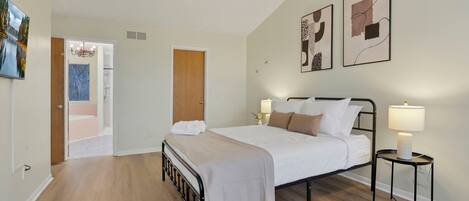 Skrivebord, strykejern/-brett, wi-fi og sengetøy