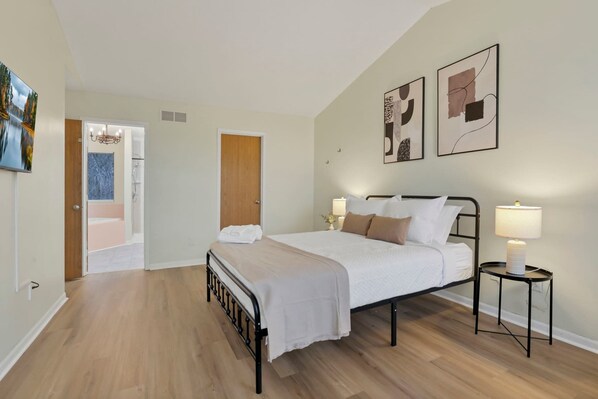 Skrivebord, strykejern/-brett, wi-fi og sengetøy