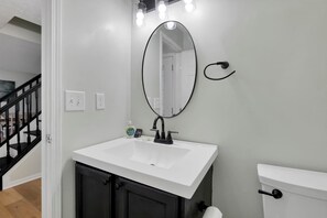 Shower, hair dryer, towels - Bright 5BR Family Home -Near Airport, New Albany & Easy Commute (Gahanna)
