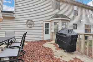 Outdoor dining - Bright 5BR Family Home -Near Airport, New Albany & Easy Commute (Gahanna)
