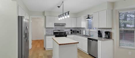 Frigorífico, microondas, horno y placa de cocina