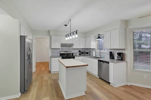Fridge, microwave, oven, stovetop - Bright 5BR Family Home -Near Airport, New Albany & Easy Commute (Gahanna)