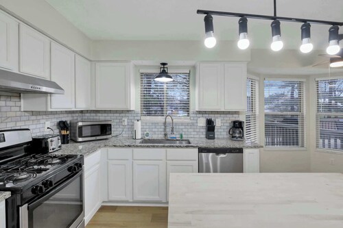 Bright 5BR Family Home -Near Airport, New Albany & Easy Commute