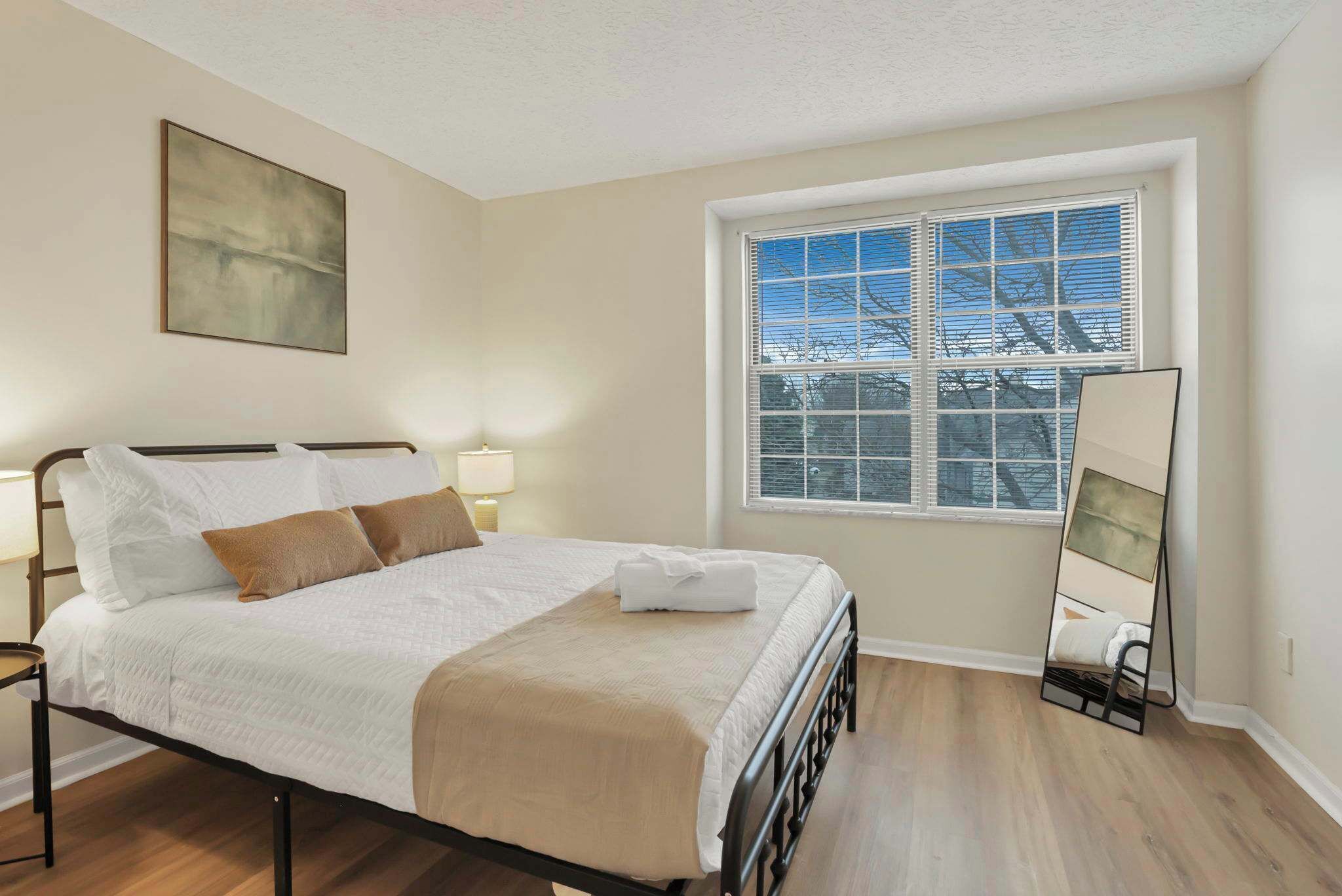 5 bedrooms, desk, iron/ironing board, WiFi