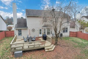 Outdoor dining - Bright 5BR Family Home -Near Airport, New Albany & Easy Commute (Gahanna)