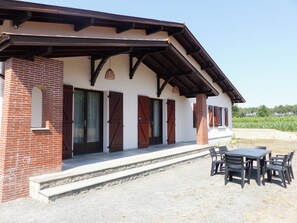 Outdoor dining - Vacation home in Landes: Chez Pépète, "Catalpas" accommodation (Magescq)
