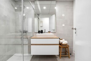 Dusche, Haartrockner, Handtücher, Seife