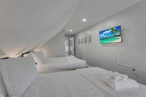 4 bedrooms, iron/ironing board, WiFi, bed sheets - The Columbus Adventure 2 (Columbus)