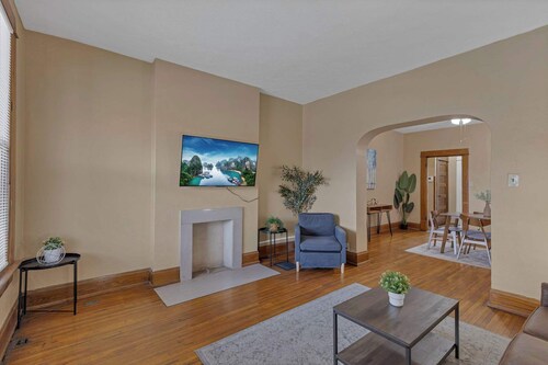 Your Central Columbus Retreat Awaits 5 BR 2 Bath