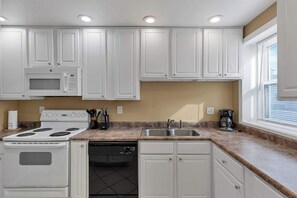 Fridge, microwave, stovetop, dishwasher