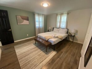 4 bedrooms, iron/ironing board, WiFi, bed sheets - The Wittenberg Getaway - 5 BR 2 Bath (Gahanna)