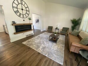 TV - The Wittenberg Getaway - 5 BR 2 Bath (Gahanna)