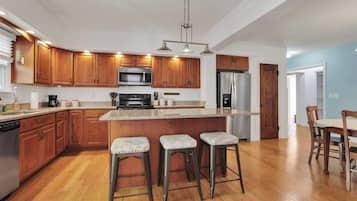 Fridge, microwave, stovetop, dishwasher