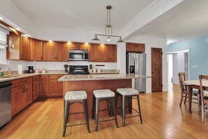 Fridge, microwave, stovetop, dishwasher - Charming 3-BR + Hot Tub - Near Grandview (Columbus)