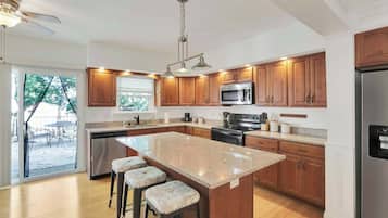 Fridge, microwave, stovetop, dishwasher