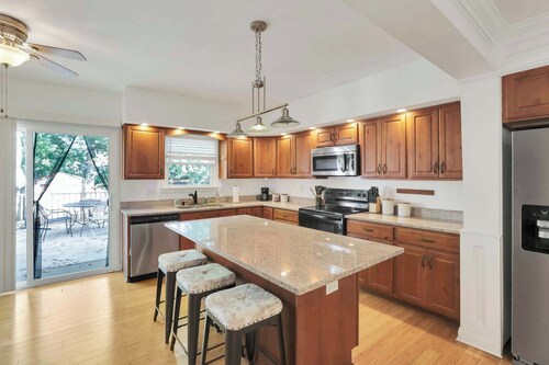 Charming 3-BR + Hot Tub - Near Grandview