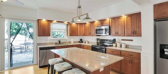 Charming 3-BR + Hot Tub - Near Grandview