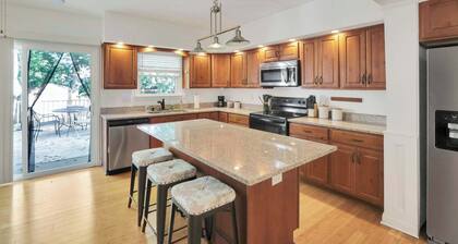 Charming 3-BR + Hot Tub - Near Grandview