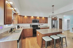 Fridge, microwave, stovetop, dishwasher - Charming 3-BR + Hot Tub - Near Grandview (Columbus)
