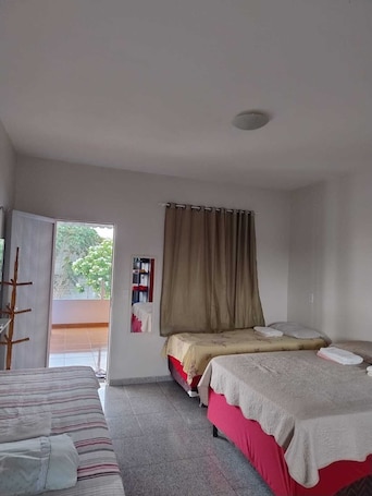 Wi-Fi, draps fournis. Private apartment with kitchen in the city center, close to everything.