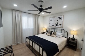 Desk, iron/ironing board, travel cot, free WiFi - Campus Corner Retreat 4 King Beds (Lubbock)