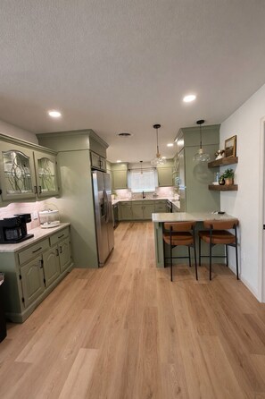 Jääkaappi, mikroaaltouuni, uuni, liesi