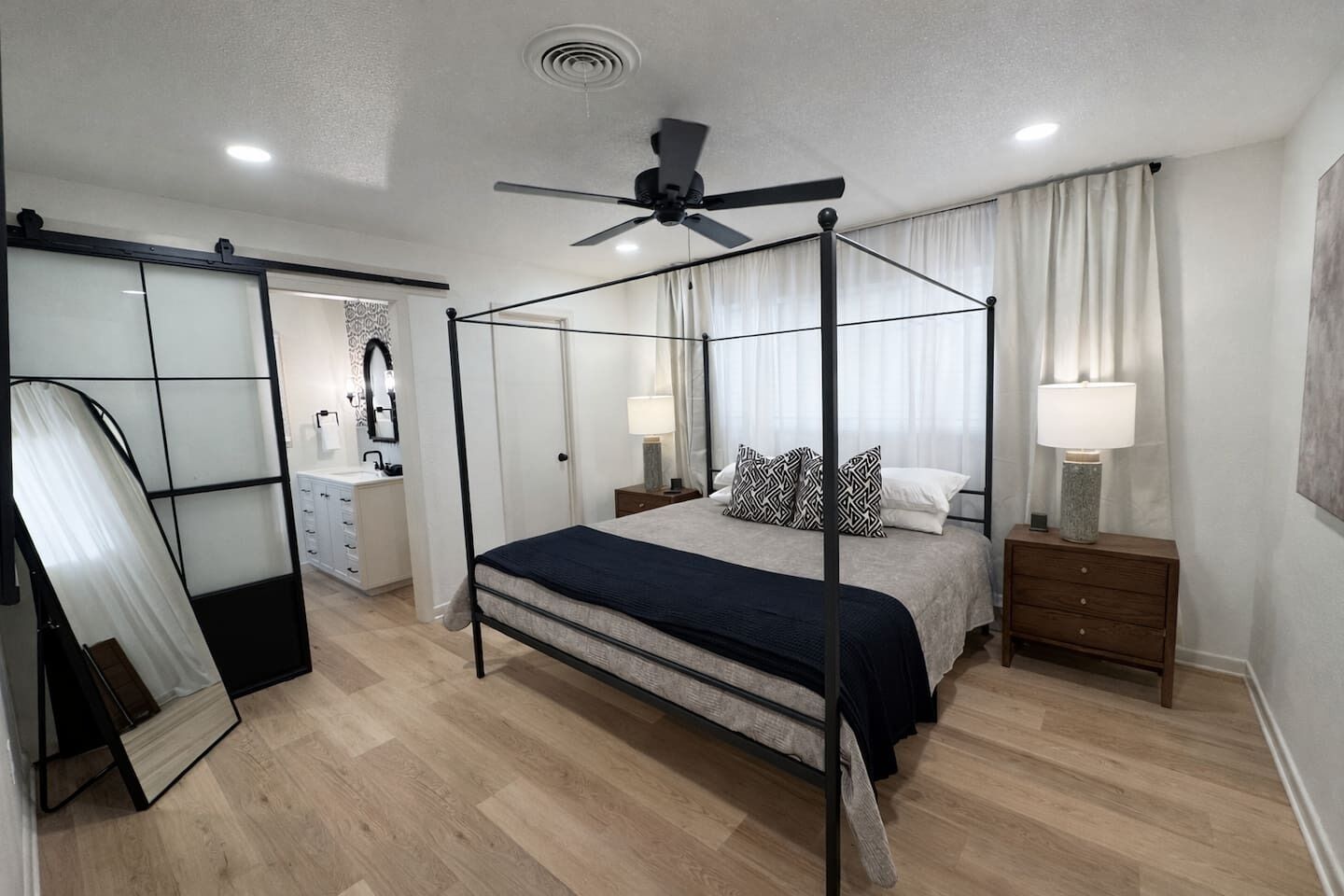 Skrivebord, strykejern/-brett, reiseseng for barn og wi-fi (inkludert)