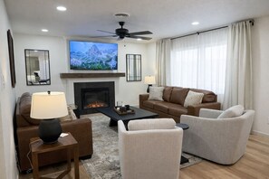 Älytelevisio, takka, työhuone