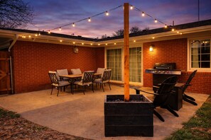 Outdoor dining - Campus Corner Retreat 4 King Beds (Lubbock)