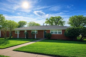 Exterior - Campus Corner Retreat 4 King Beds (Lubbock)