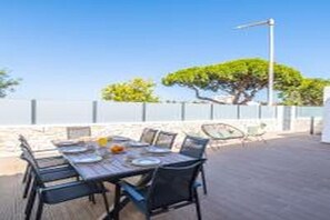 Outdoor dining - Villa Atlantis -Luxury 3-Bedroom Villa with Private Pool near Galé Beach (Guia)