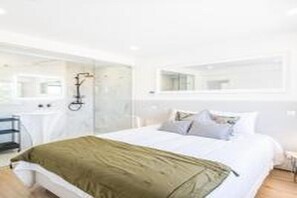 Iron/ironing board, WiFi, bed sheets - Villa Atlantis -Luxury 3-Bedroom Villa with Private Pool near Galé Beach (Guia)