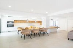Dining - Villa Atlantis -Luxury 3-Bedroom Villa with Private Pool near Galé Beach (Guia)