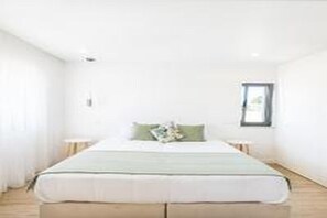 Iron/ironing board, WiFi, bed sheets - Villa Atlantis -Luxury 3-Bedroom Villa with Private Pool near Galé Beach (Guia)