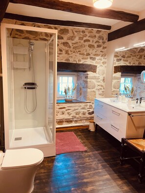 Shower, hair dryer, towels - Cosy gîte in a peaceful natural setting, ideal for relaxing and hiking with family and friends (Thalamy)