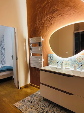 3 habitaciones, tabla de planchar con plancha, wifi y ropa de cama
