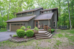 Exterior - New! Cute Hideaway w/ Hot Tub & Amenities (Oakland)